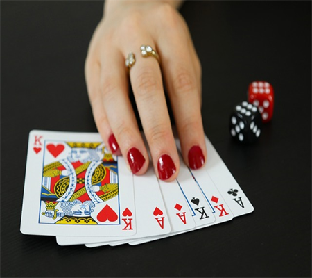Chiến Lược Chiến Thắng Texas Hold'em: Phân Tích Phân Phối Bộ Bài Của Đối Thủ!